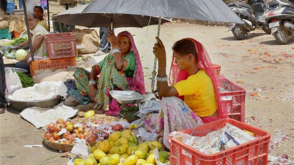 লকডাউনে দামি সবজি–ফলের চাহিদা নেই, ব্রকোলি ও স্ট্রবেরি খাচ্ছে গবাদি পশু