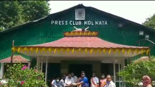 নববর্ষে দরিদ্রদের মুখে খাবার তুলে দিল কলকাতা প্রেস ক্লাব
