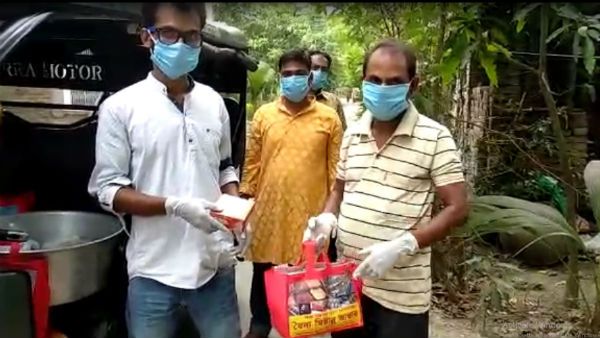 করোনা লকডাউনে গ্রামে মিষ্টির প্যাকেট পৌঁছে দিলেন মিষ্টান্ন ব্যবসায়ীরা