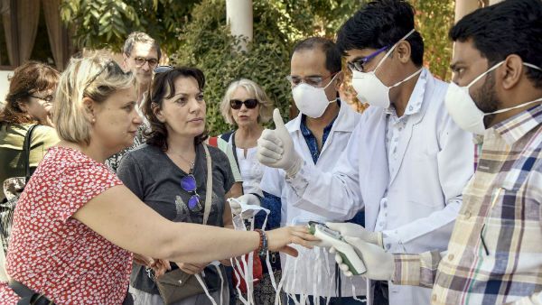 করোনায় বিধ্বস্ত মার্কিন যুক্তরাষ্ট্র, দেশে ফিরতে চাইছেন না ভারতে আটকে থাকা আমেরিকানরা