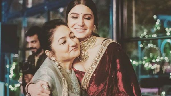 মাদার্স ডে ২০২০: অনুষ্কা থেকে করিনারা সোশ্যাল মিডিয়ায় পোস্ট করলেন বিরল ছবি