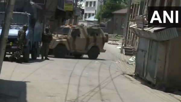 হিজবুল মুজাহিদিনের নাশকতার ছক বানচাল ভারতীয় সেনার, শ্রীনগরে গুলির লড়াইয়ে নিকেশ দুই জঙ্গি