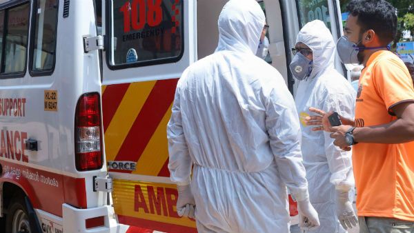 অমানবিকতার ছবি! রোগীকে রাস্তায় ফেলে পালানোর চেষ্টা অ্যাম্বুলেন্স চালকের