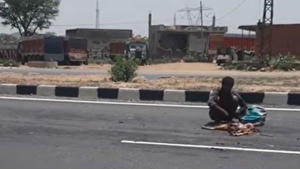 ‌ক্ষিধে সহ্য করতে না পেরে মৃত পশুর দেহাংশ খাচ্ছে এক ব্যক্তি, ভিডিও ভাইরাল সোশ্যাল মিডিয়ায়