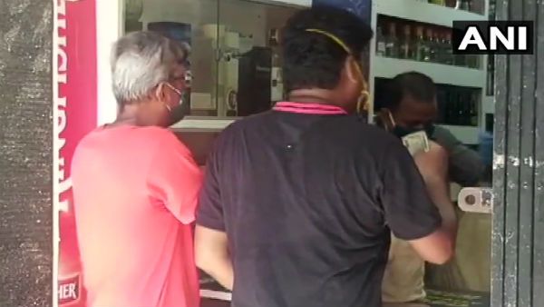 মদ বিক্রি চালু হতেই শিকেয় সামাজিক দূরত্ব, কেমন ছবি দেখা গেল দেশের বিভিন্ন প্রান্তে