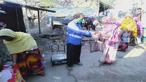 করোনায় বিপদে পড়া মানুষের পাশে মুর্শিদাবাদের 'সমাজকল্যাণ মহিলা উন্নয়ন কেন্দ্র'