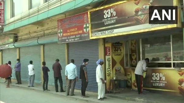 ঝড়ঝঞ্ঝাও আটকাতে পারছে না! শিলাবৃষ্টি উপেক্ষা করে লম্বা লাইনে সুরাপ্রেমীরা