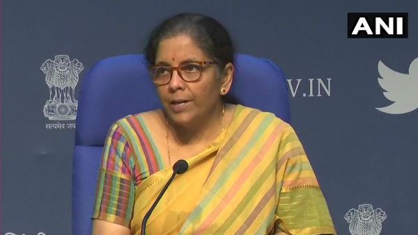 দেশের ৫০ লক্ষ হকারের জন্য বড় ঘোষণা অর্থমন্ত্রীর, বরাদ্দ ৫ হাজার কোটি