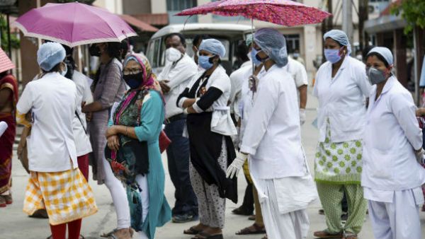 স্বাস্থ্যকর্মীদের গাফিলতিতে ভর্তি কোভিড ওয়ার্ডে, পরিযায়ী শ্রমিক নেগেটিভ থেকে করোনা পজিটিভ