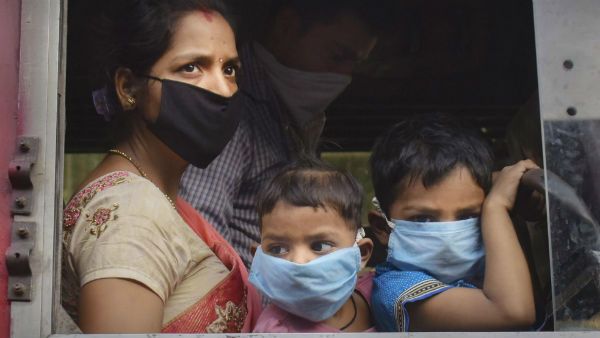 বিয়ের জন্য জমানো অর্থ দিয়েই পরিযায়ী শ্রমিক–দরিদ্রদের খাবারের যোগান দিচ্ছেন এই অটো চালক