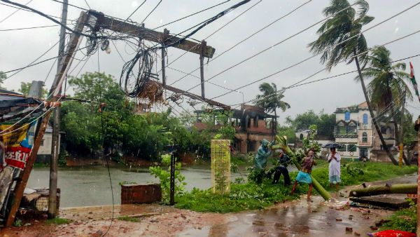 আম্ফানের ১০ দিন পরেও পানীয় জল নেই-বিদ্যুৎ নেই, অবরোধে সামিল বাসিন্দারা
