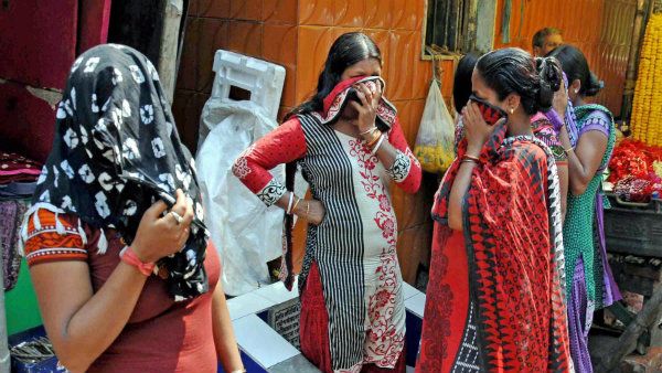 লকডাউনের প্রভাব পড়েছে যৌন ব্যবসায়, গ্রাহকের সঙ্গে ভিডিও কল করেই উপার্জন যৌন কর্মীদের