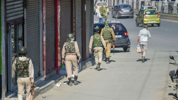 উদ্ধার বিস্ফোরক বোঝাই গাড়ি! বড় জঙ্গি হামলার ছক ব্যর্থ পুলওয়ামায়