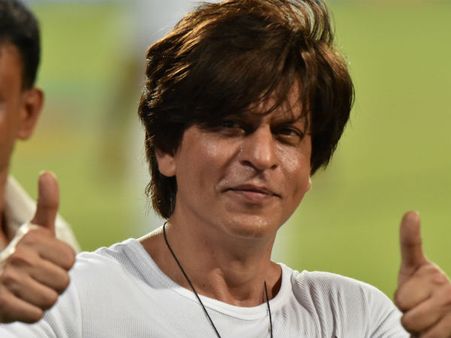 করোনা লড়াইয়ে এবার এই দেশে সাহায্যের হাত বাড়ালেন শাহরুখ, হাজার মানুষের মুখে খাবার তুলে দেবেন বাদশা