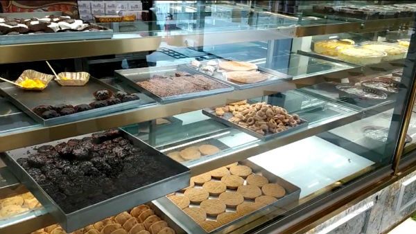 জামাই ষষ্ঠী বলে কথা! লকডাউনের মধ্যেই মিষ্টির দোকানে ভিড়