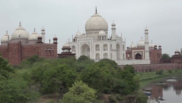 দুর্যোগের বিধ্বংসী গ্রাস! তাজমহলের একাংশ ভেঙে পড়ল