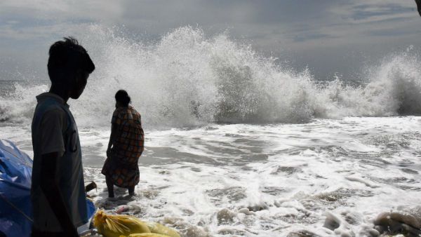 'ঘূর্ণিঝড় নিসর্গ' আছড়ে পড়ার আতঙ্কে মুম্বই! এনডিআরএফ থেকে আবহবিদদের তৎপরতা শুরু