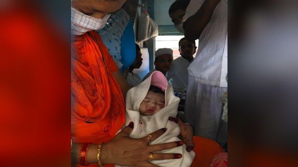হাওড়া-সেকেন্দ্রাবাদ স্পেশাল ট্রেনে রেলেকর্মীদের সহায়তায় জন্ম নিল শিশু, ছবি টুইট করলেন রেলমন্ত্রী