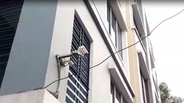 মাস্ক পরে কেবল অপারেটরের অফিসে লুট মধ্যমগ্রামে