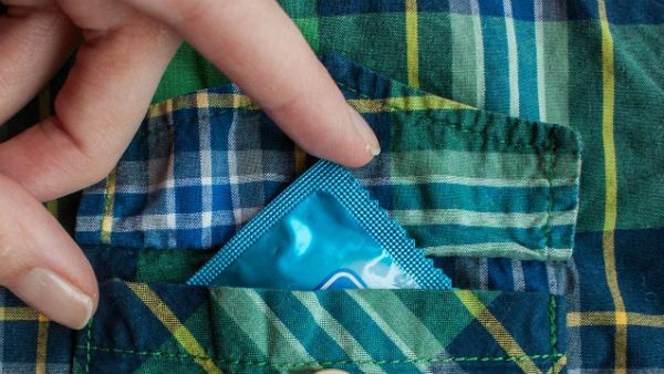 ভারতের এই গ্রামে বিতরণ করা হচ্ছে কন্ডোম! মহিলাদের এখনই প্রেগনেন্ট না হওয়ার পরামর্শ, কিন্তু কেন?