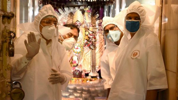 স্যানিটাইজিং মেশিন, পিপিই কিট, থার্মাল গান, নানা বন্দোবস্ত! নিয়ম মেনে খুলল দক্ষিণেশ্বরের মন্দির