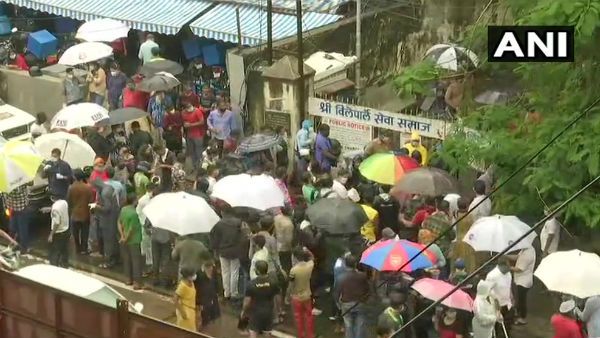 ভিলে পার্লে শ্মশানে সুশান্ত সিং রাজপুতের শেষকৃত্য, চোখের জলে বিদায় নিলেন অভিনেতা