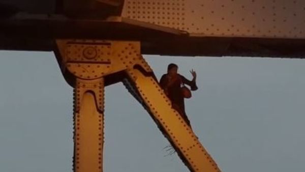 নোবেল রয়েছে অমিত শাহের কাছে! হাওড়া ব্রিজে উঠে শোরগোল মহিলার