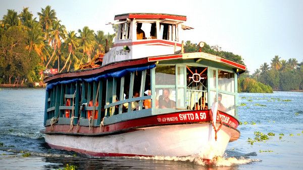 ভয়াবহ দুর্ঘটনা বাংলাদেশে! ঢাকায় ফেরি উল্টে মৃত কমপক্ষে ৩০