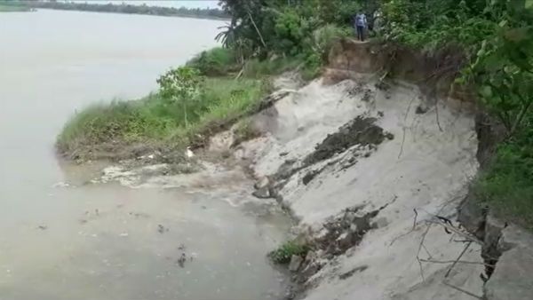 গঙ্গার গ্রাসে প্রাক্তন বিধায়কের বাড়িও! একদিনে ২০০ বাড়ি মালদহের ভাঙনের কবলে
