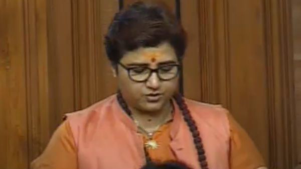 শ্যামাপ্রসাদকে শ্রদ্ধা জানাতে গিয়ে আচমকা জ্ঞান হারালেন বিজেপি নেত্রী সাধ্বী প্রজ্ঞা