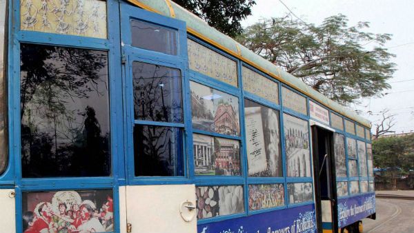 রাস্তা থেকে উধাও বাস, রাজ্য সরকার ভরসা রাখল ট্রাম ও ফেরি পরিষেবার ওপর