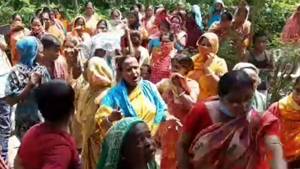 আম্ফানে প্রকৃত ক্ষতিগ্রস্তরা টাকা পাননি, বিক্ষোভ গাইঘাটায়