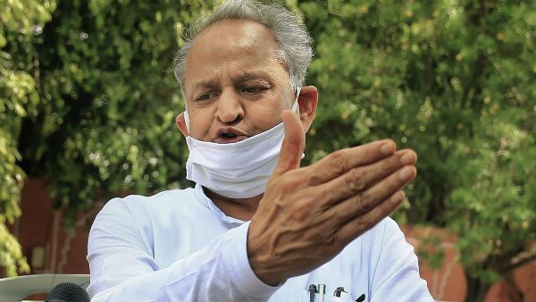 রাজ্যপালকে ঢাল করে মেঘের আড়ালে খেলছে বিজেপি, সুপ্রিম কোর্টের মামলা নিয়ে দোলাচলে গেহলটরা