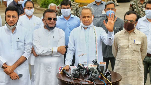ছিপ ফেলছে বিজেপি, 'সোনার কেল্লা'-র গোপন ডেরায় বিধায়কদের লুকিয়ে রাখছেন গেহলট