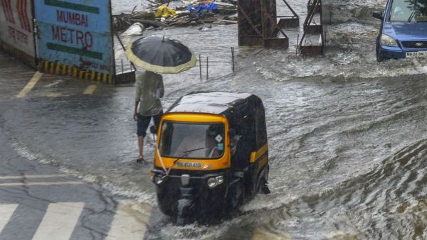 করোনার বিরুদ্ধে লড়তে মুম্বইয়ের রাস্তায় অভিনব অটো-রিক্সা, চালকের প্রশংসায় নেটিজেন মহল