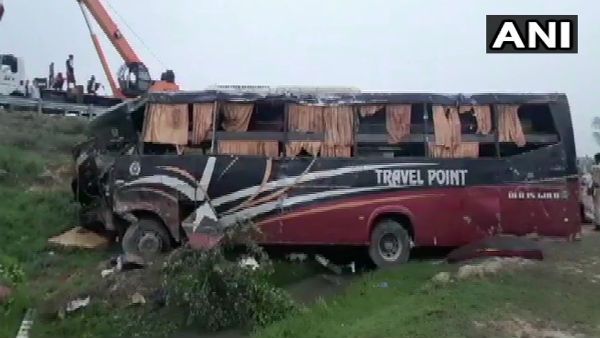 রাস্তায় দাঁড়িয়ে থাকা গাড়িকে আচমকা ধাক্কা বাসের! মর্মান্তিক দুর্ঘটনার মৃতের সংখ্যা ক্রমেই বাড়ছে