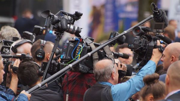 মাস্কের গুরুত্ব বোঝাতে বাধ্য হয়ে গাধার সাক্ষাতকার নিলেন সাংবাদিক, ভিডিও ভাইরাল