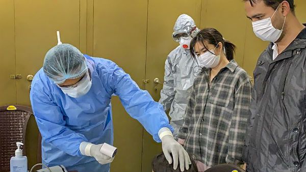 ভারতে ১৫ হাজারের বেশি স্বাস্থ্যকর্মী ও চিকিৎসক করোনায় আক্রান্ত, ঝুঁকির মুখে স্বাস্থ্য পরিষেবা