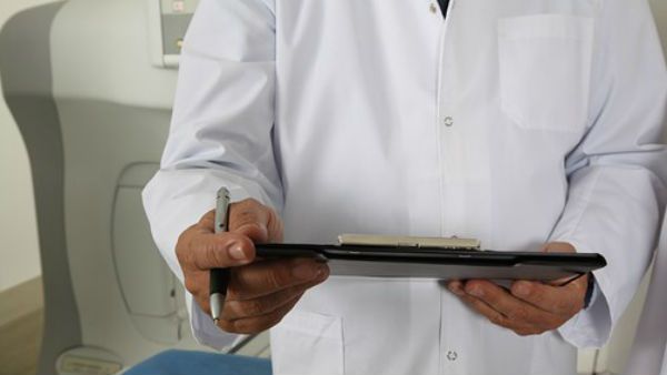 টাকার বিনিময়ে মিলবে কোভিড–১৯ নেগেটিভ রিপোর্ট, লাইসেন্স বাতিল উত্তরপ্রদেশের এক হাসপাতালের