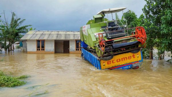 ভারী বৃষ্টির জেরে প্লাবিত উত্তরবঙ্গ, তিস্তায় জারি লাল সতর্কতা