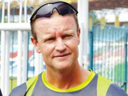 পাকিস্তানের প্রাক্তন অধিনায়কের বিরুদ্ধে গলায় ছুরি ধরার অভিযোগ ফ্লাওয়ারের