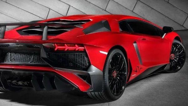 করোনা লকডাউনে ব্যবসা বাঁচানোর নামে ঋণ নিয়ে ল্যাম্বরগিনি কিনলেন যুবক