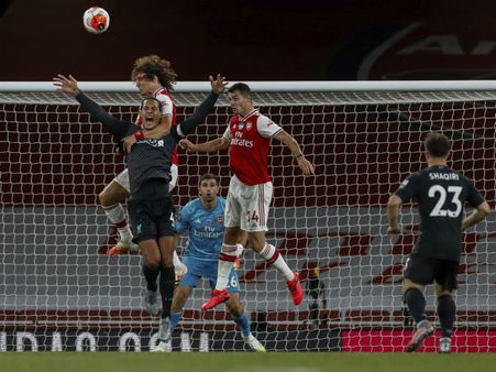 আর্সেনালের কাছে হেরে প্রিমিয়ার লিগ জয়ীদের সাধের শতক হাতছাড়া