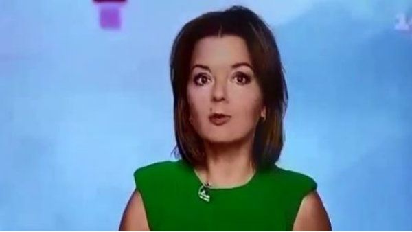 খবর পড়ার সময় লাইভ টিভিতে দাঁত খুলে প‌ড়ে গেল সঞ্চালিকার, দেখুন ভিডিও