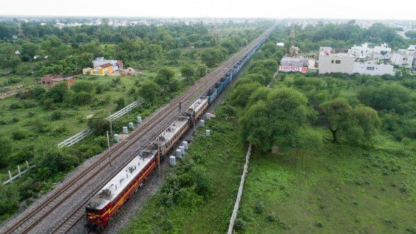 রেললাইন কাঁপিয়ে ছুটছে ২.৮ কিমি দীর্ঘ বিশালাকার ‘শেষনাগ’, ভারতীয় রেলের ইতিহাসে নতুন রেকর্ড