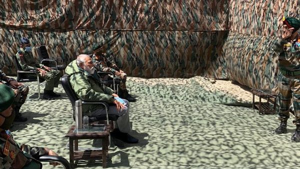 লাদাখ ইস্যুতে ফের কাছাকাছি সেনা-বিজেপি! মোদীর লেহ সফরের প্রশংসায় পঞ্চমুখ শিবসেনা নেত্রী