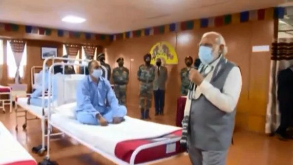 জওয়ানদের সঙ্গে মোদীর ‘ফোটে-সেশন’, সেনা হাসপাতালের বাস্তব অস্তিত্ব নিয়েই প্রশ্ন কংগ্রেসের