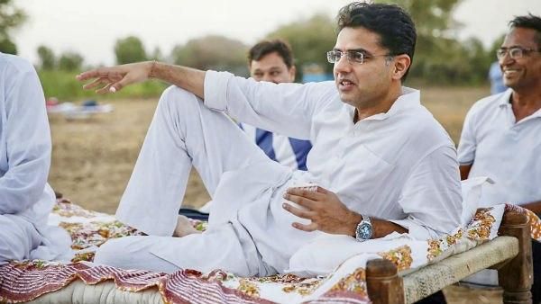 পাইলটহীন গেহলট সরকার মেনে নিতে নারাজ, গণহারে পদত্যাগ শুরু কংগ্রেসের দফতরে