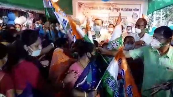 জ্যোতিপ্রিয় আহ্বানে বিজেপিকে ধাক্কা! গাঁইঘাটায় শ'য়ে শ'য়ে গেরুয়া নেতা, কর্মী, সমর্থকের যোগ তৃণমূলে