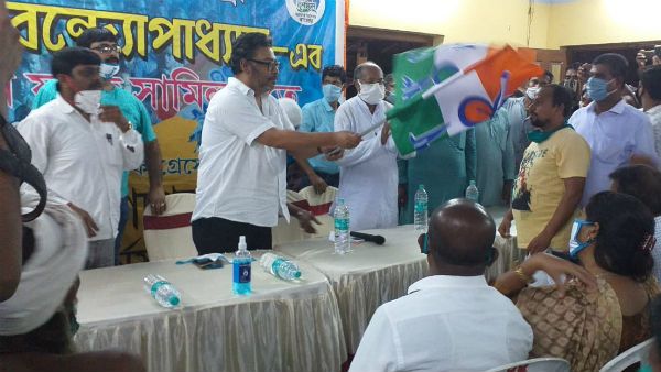 হুগলিতে বড় ধাক্কা গেরুয়া শিবিরে! শ'য়ে শ'য়ে বিজেপি নেতা কর্মীর যোগ তৃণমূল কংগ্রেসে